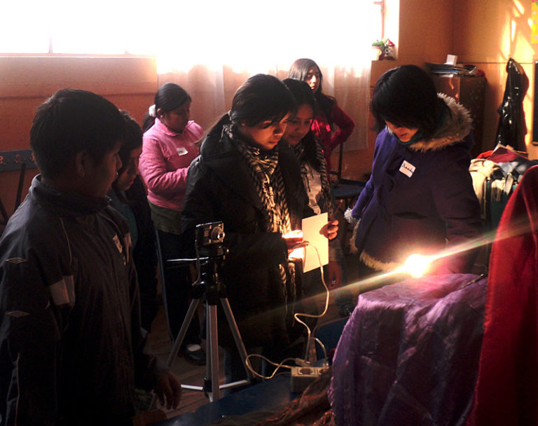 Niños y niñas en plena labor fotográfica